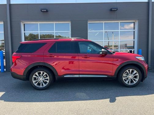Rapid Red Metallic Tinted Clearcoat 2022 Ford Explorer XLT