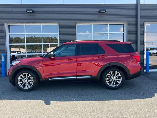 Rapid Red Metallic Tinted Clearcoat 2022 Ford Explorer XLT