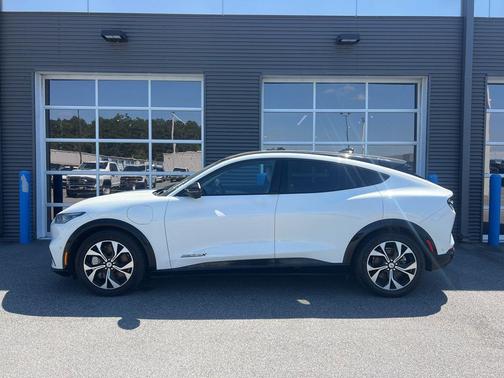 Star White Metallic Tri-Coat 2023 Ford Mustang Mach-E Premium