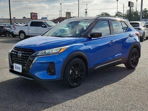2 Tone Blue / Black 2023 Nissan Kicks SR