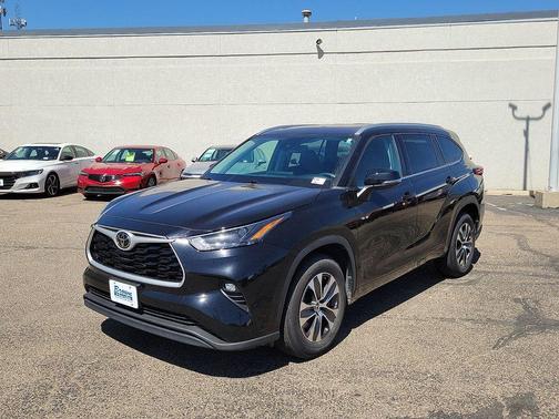 Midnight Black Metallic 2022 Toyota Highlander XLE