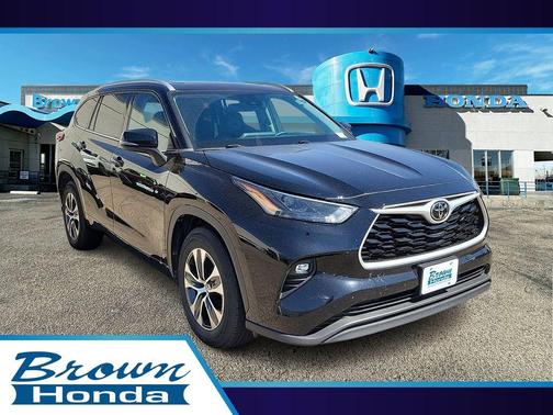 Midnight Black Metallic 2022 Toyota Highlander XLE