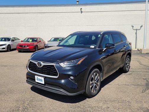 Midnight Black Metallic 2022 Toyota Highlander XLE
