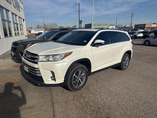 White 2019 Toyota Highlander