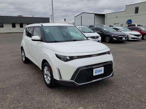 White 2025 Kia Soul LX