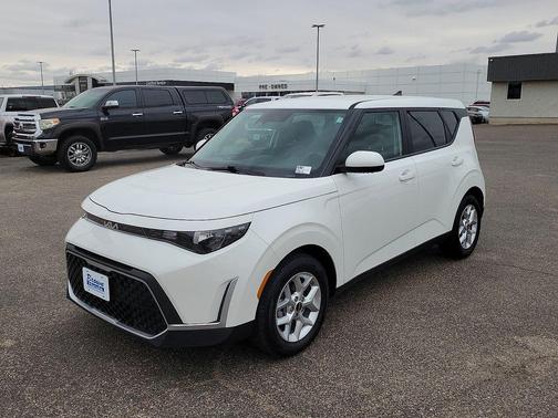 White 2025 Kia Soul LX