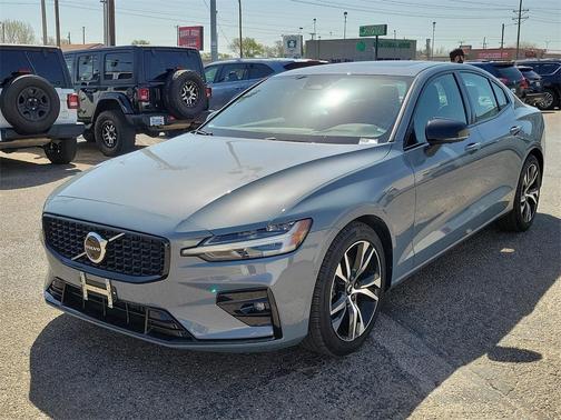 2024 Volvo S60 B5 Plus Dark Theme