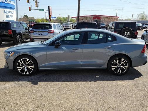 2024 Volvo S60 B5 Plus Dark Theme