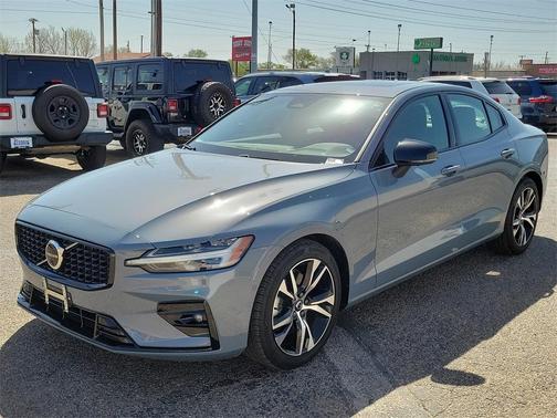 2024 Volvo S60 B5 Plus Dark Theme