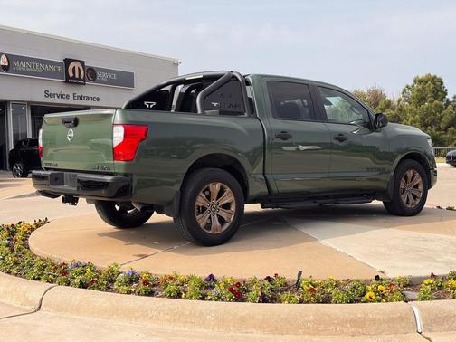 2024 Nissan Titan SV