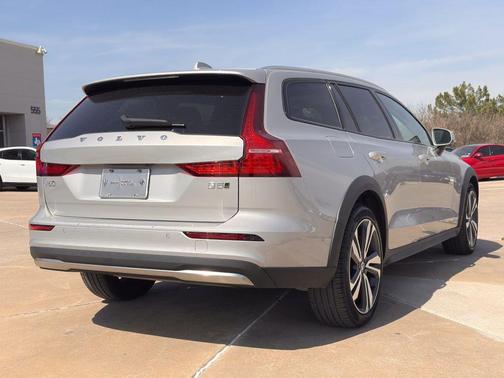 2025 Volvo V60 Cross Country B5 Plus