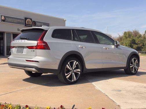 2025 Volvo V60 Cross Country B5 Plus