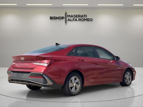 2024 Hyundai ELANTRA SE