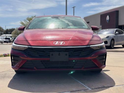 2024 Hyundai ELANTRA SE