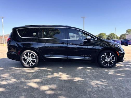 Diamond Black 2024 Chrysler Pacifica Pinnacle