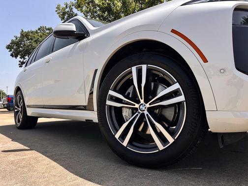 Mineral White Metallic 2025 BMW X7 xDrive40i