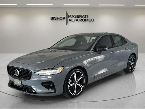 2024 Volvo S60 B5 Plus Dark Theme