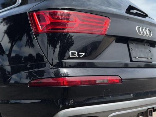 Orca Black Metallic 2018 Audi Q7 3.0T Prestige
