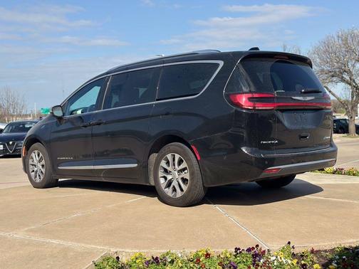 2025 Chrysler Pacifica Hybrid Pinnacle