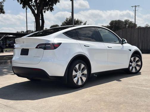 Pearl White Multi 2023 Tesla Model Y Long Range
