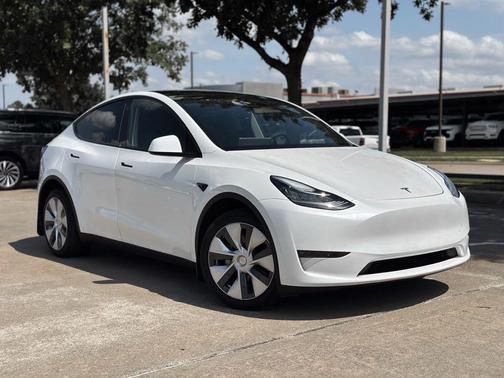 Pearl White Multi 2023 Tesla Model Y Long Range