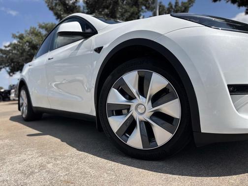 Pearl White Multi 2023 Tesla Model Y Long Range