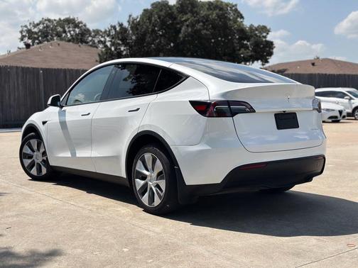 Pearl White Multi 2023 Tesla Model Y Long Range