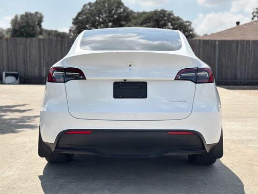 Pearl White Multi 2023 Tesla Model Y Long Range
