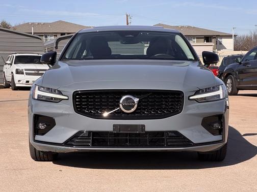 2024 Volvo S60 B5 Core Dark Theme