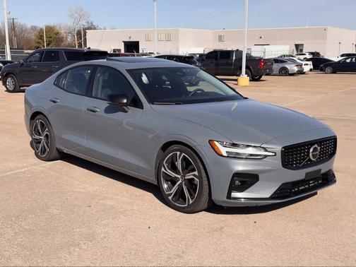 2024 Volvo S60 B5 Core Dark Theme