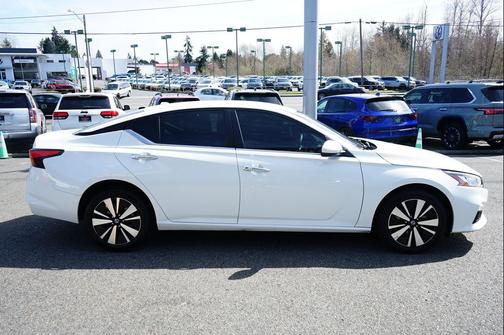 Pearl White Tricoat 2022 Nissan Altima 2.5 SV