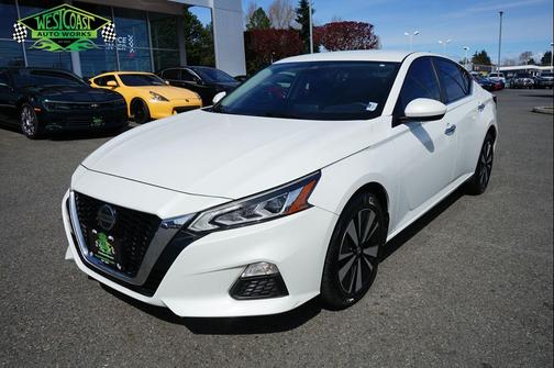 Pearl White Tricoat 2022 Nissan Altima 2.5 SV