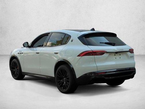 Bianco Astro Metallic 2025 Maserati Grecale Modena