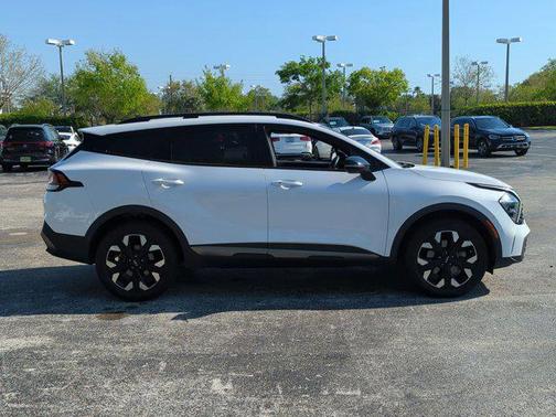 Glacial White Pearl 2023 Kia Sportage X-Line