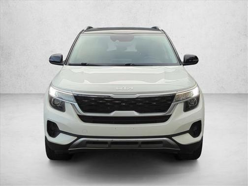 Clear White/Black Roof 2022 Kia Seltos S