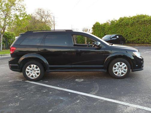 Pitch Black Clearcoat 2019 Dodge Journey SE