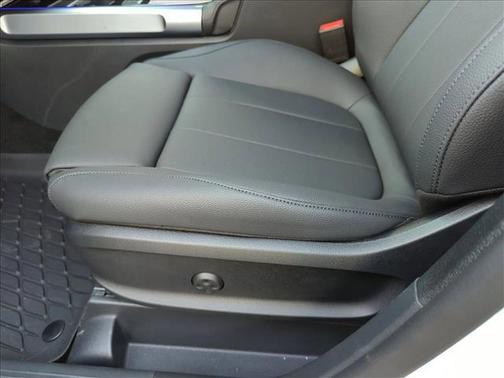 Polar White 2026 Mercedes-Benz GLB 250 Base