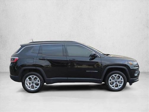 Diamond Black Crystal Pearlcoat 2025 Jeep Compass Latitude
