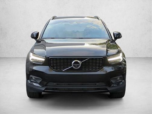 Onyx Black Metallic 2022 Volvo XC40 T5 R-Design