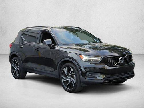 Onyx Black Metallic 2022 Volvo XC40 T5 R-Design