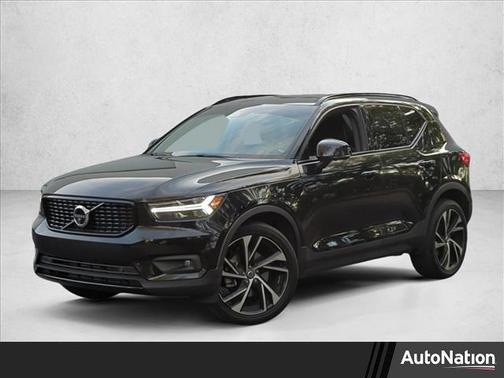 Onyx Black Metallic 2022 Volvo XC40 T5 R-Design