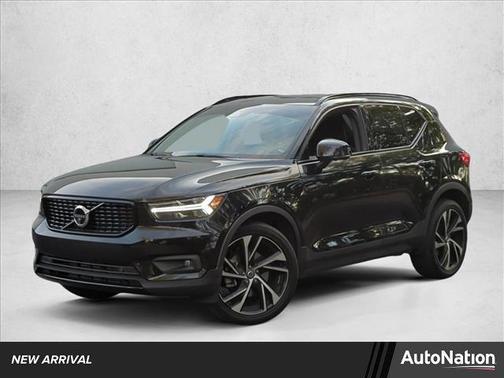 Onyx Black Metallic 2022 Volvo XC40 T5 R-Design