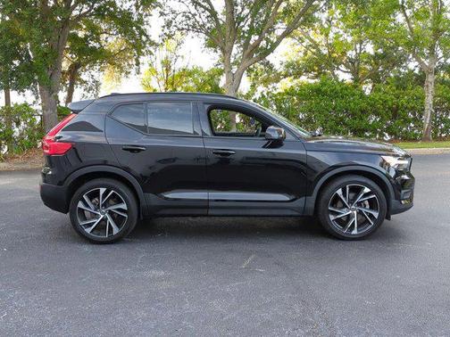 Onyx Black Metallic 2022 Volvo XC40 T5 R-Design