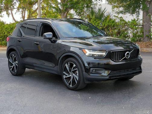 Onyx Black Metallic 2022 Volvo XC40 T5 R-Design