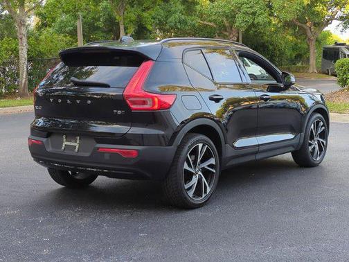 Onyx Black Metallic 2022 Volvo XC40 T5 R-Design