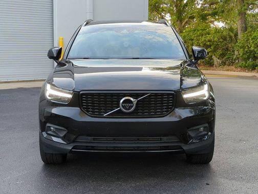 Onyx Black Metallic 2022 Volvo XC40 T5 R-Design