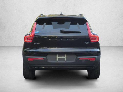 Onyx Black Metallic 2022 Volvo XC40 T5 R-Design