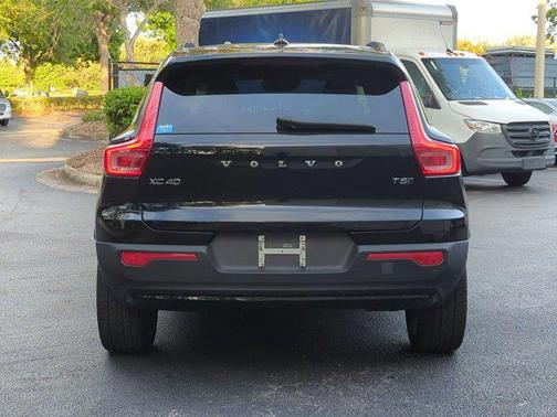 Onyx Black Metallic 2022 Volvo XC40 T5 R-Design