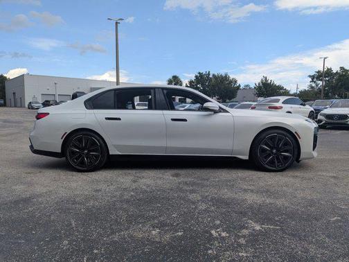 Mineral White Metallic 2024 BMW 760 xDrive