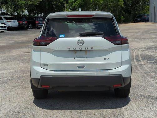 Everest White Pearl 2024 Nissan Rogue SV